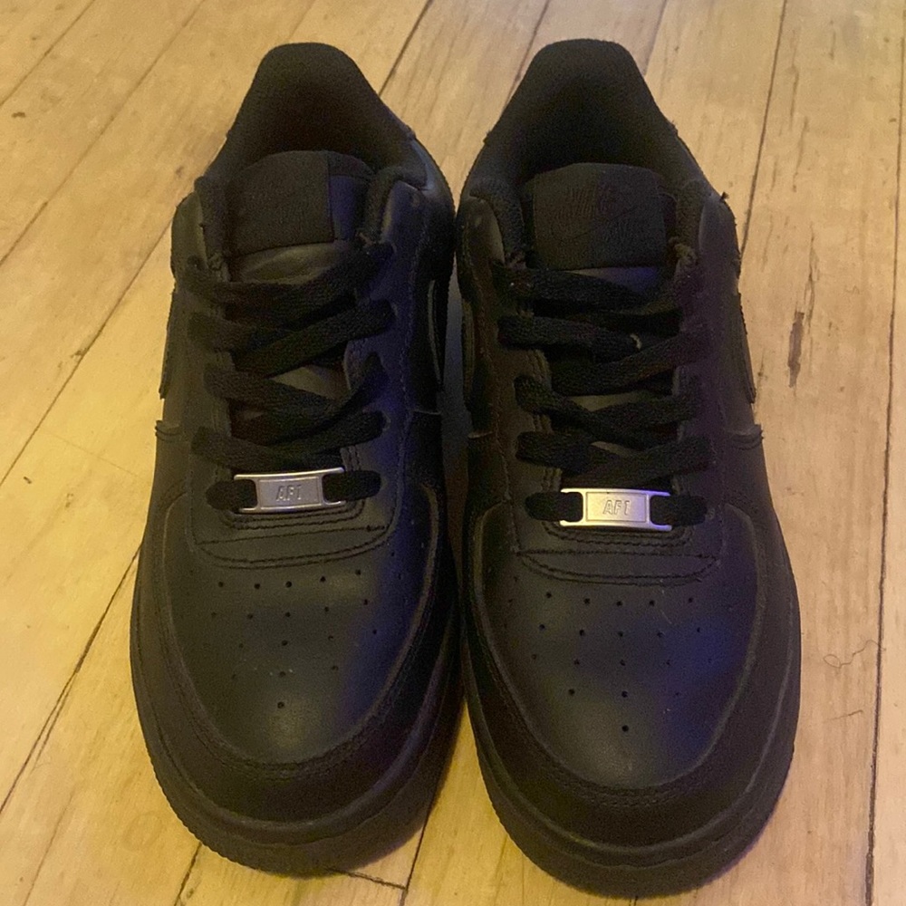 These are rarley worn, farley new not creased black airforces.